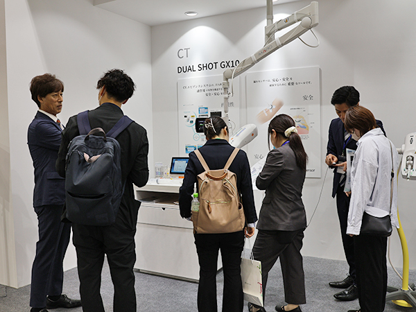 「DUAL SHOT GX10」の取り回しの高さなどを実機で確認