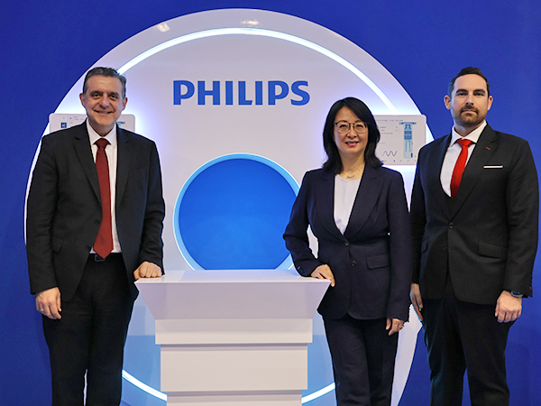 左からIoannis Panagiotelis氏，Jie Xue氏，Ari Wood氏