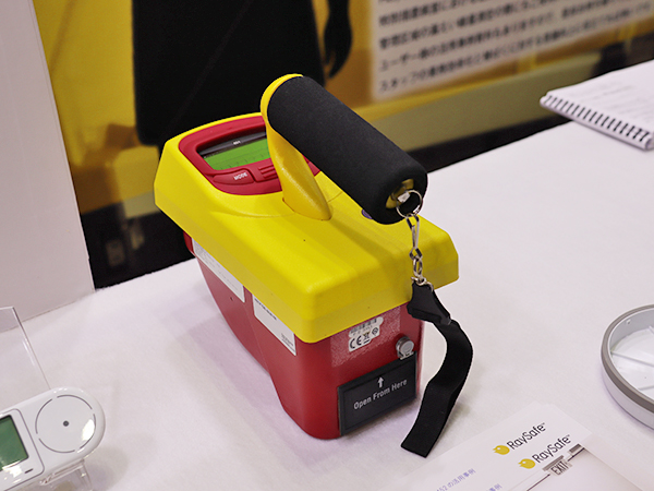 電離箱式サーベイメータ「Fluke 451」