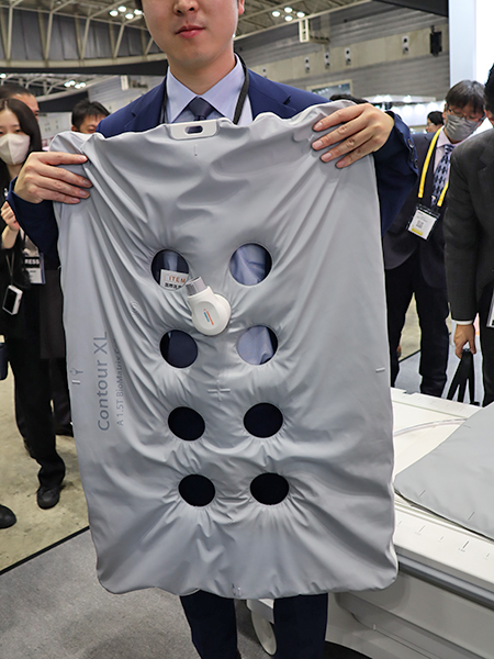 90cmの範囲をカバーする「BioMatrix Contour coil」のXLサイズ