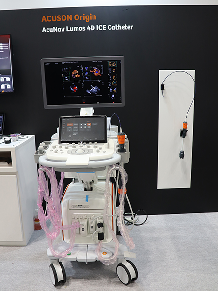 循環器領域に特化した「ACUSON Origin」とリアルタイム3Dに対応した心腔内エコーカテーテル「AcuNav Lumos 4D ICE」（右側壁面に展示）
