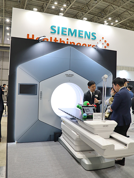 リング型ガントリの放射線治療装置「Halcyon HyperSight」