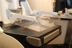 手前に傾斜した圧迫板で検査時の痛みを軽減