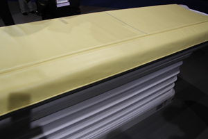 被検者の安全性を高め，天板を保護する幅広の天板マット