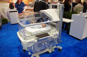 保育器と組み合わせたAeroDR1012HQ