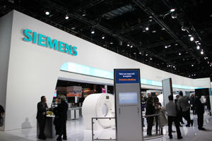 シンプルなデザインで展示テーマ「Answers for life.」を表現したシーメンスブース