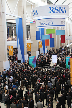 セレモニーステージ周辺には多くの人が集った。