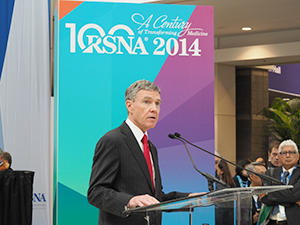 挨拶するN. Reed Dunnick大会長