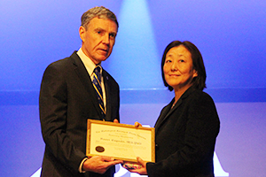 Dunnick大会長から表彰状が授与された。