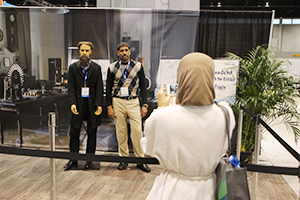 等身大のレントゲン博士の人形とフォトセッションできる