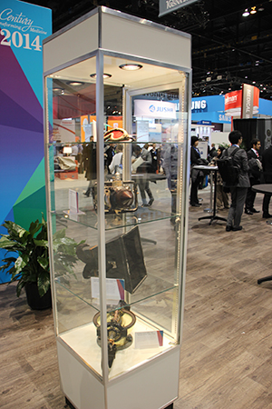 X線管球や防護用グラスなどX線に関する歴史的資料を展示