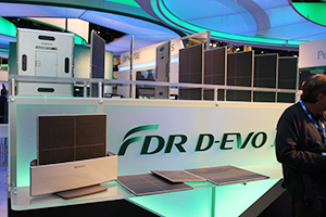 CALNEO Smartの軽さとスマートな形状をアピールするディスプレイ