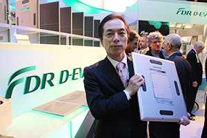 2.6kgとバッテリー交換式では最軽量。パネルを持つのは富士フイルムモダリティソリューション部前田達男次長