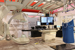 開発中のチルト寝台などと組み合わせて展示した血管撮影装置「Trinias」