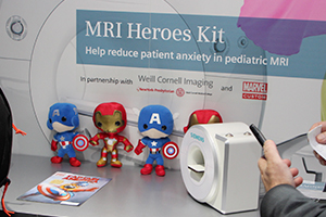 こどもに人気のキャラクターでMRI検査を説明する“MRI Heroes Kit”