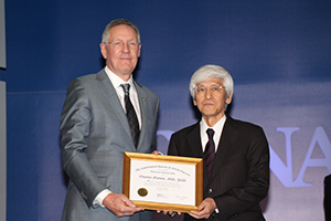 Baron大会長からの表彰状授与