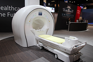 モックアップを展示した超電導3T MRI「TRILLIUM OVAL」