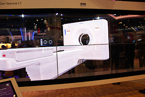 半透明の大型ディスプレイで紹介された二層検出器搭載型CT装置「IQonスペクトラルCT」
