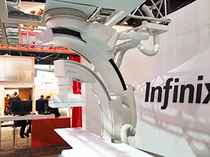 Infinix-i Sky +は天井懸垂型Cアームで広範囲かつ高速のコーンビームCT撮影が可能
