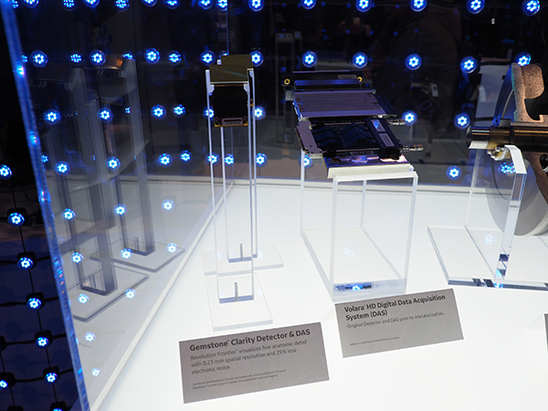 最新検出器“Gemstone Clarity Detector”（左）と従来の検出器（右）との比較