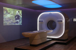 照明や映像で空間演出された「Vereos PET/CT」の展示