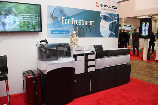 質量分析装置「LCMS-8040 CL」（右）と質量分析の自動前処理システム「CLAM-2000CL」（左）