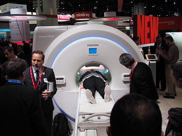 MRシアターと併せて展示された1.5T MRI「Vantage Titan」
