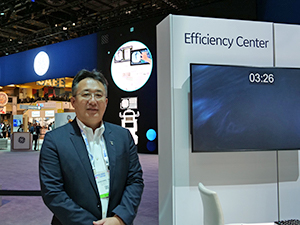 “Efficiency Center”の前で，医療の効率化への貢献を訴える多田荘一郎氏