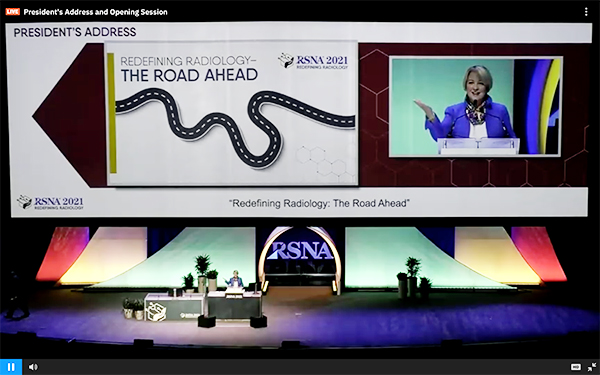 President’s Addressで講演するMary C. Mahoney大会長