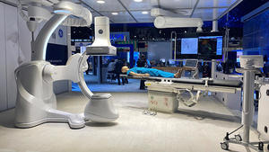 ハイブリッド手術室のために開発された床走行式血管撮影装置「Allia IGS7」