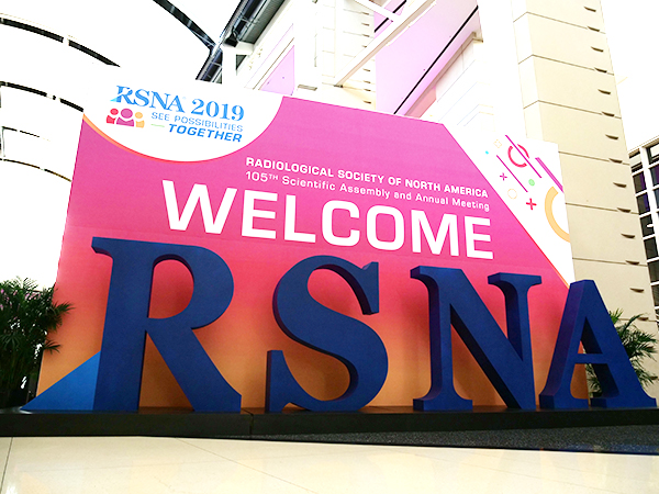 会場随一の撮影スポットとなるRSNAのモニュメント（RSNA 2019）
