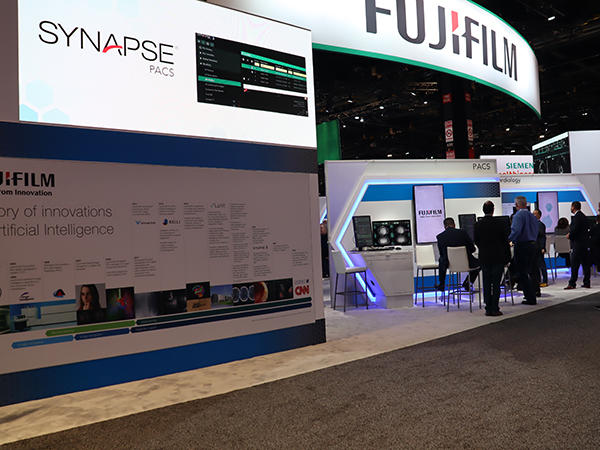 幅広いラインアップを展示した富士フイルムのヘルスケアITエリア
