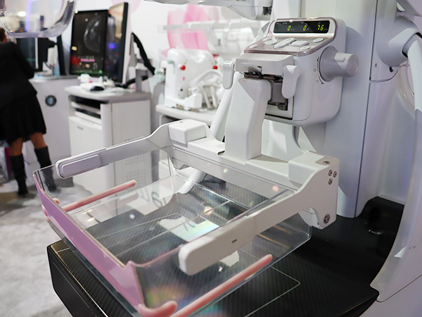 圧迫自動減圧制御（Comfort Comp）機能“なごむね” や「FS（Fit Sweet）圧迫板」により受診者にやさしい検査を提供