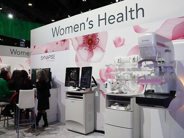 マンモグラフィやワークステーションなどを紹介したWomen’s Healthエリア
