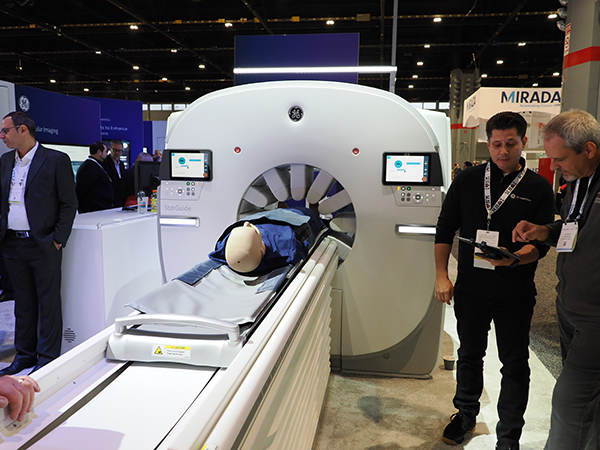 リング状に配置された12の検出器を動かし被検者に近い位置で撮像できる「StarGuide」