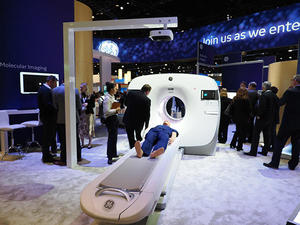 シンチレータの素材にBGOクリスタルを採用したPET/CT「Omni」