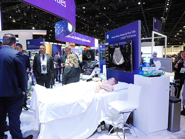 ライブデモンストレーションが行われた「LOGIQ E10シリーズ」