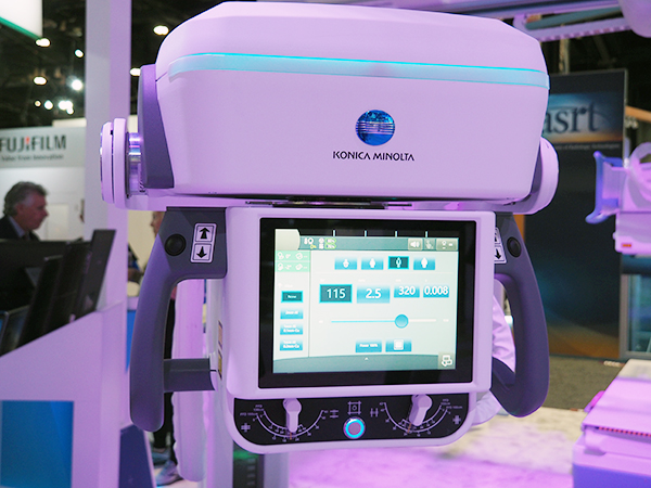 mKDR Xpressのサブモニタではパネルの角度などが表示でき，ポジショニングをサポートする。