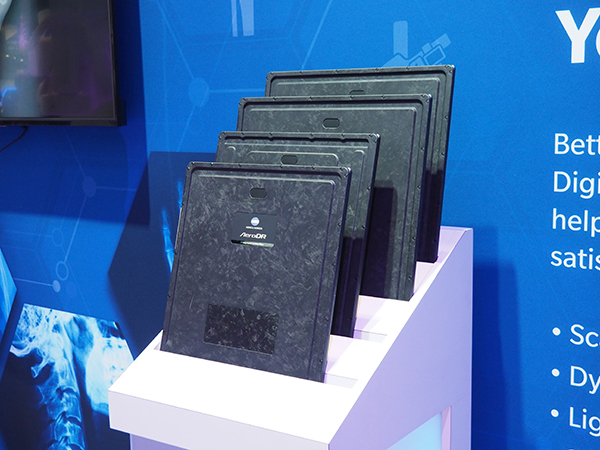 ワイヤレスDR「AeroDR」シリーズ。AeroDRは「空気のような」を意味し，軽く，撮影室の雰囲気を一新するという願いが込められている。