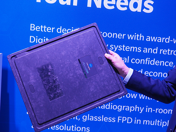 最新の「AeroDR GL」は軽量化を実現。深さ4mmのくぼみにより持ちやすい