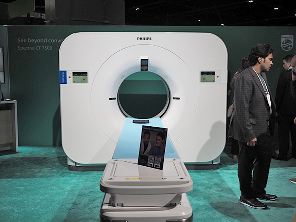 超高速スペクトラルCT検査を可能にする「Spectral CT 7500」が実機展示され，その高性能がアピールされた