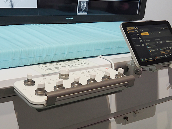 ベッドサイドの操作盤で自在に操作が可能。