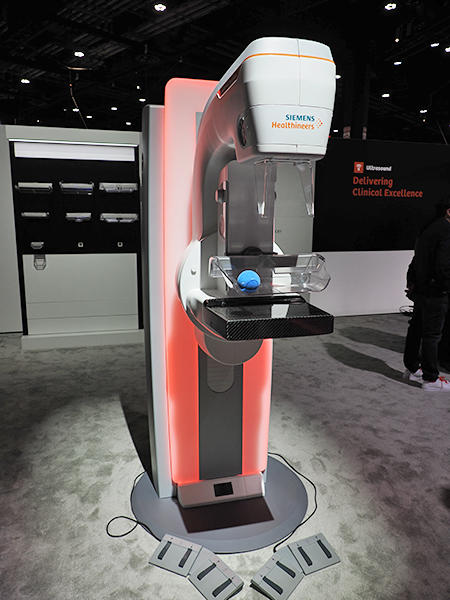 ワイドアングルでトモシンセシス撮影を行う「MAMMOMAT Revelation」