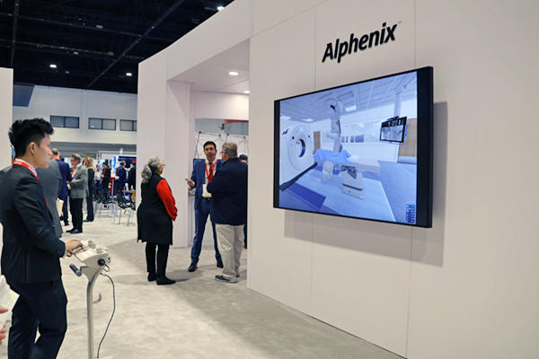 「Alphenix 4D CT」（国内ではAngio CT）のシミュレーション展示