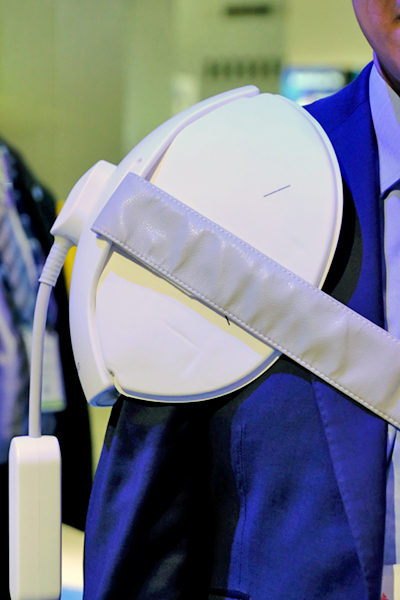 肩関節用コイル「Smart Fit 1.5T Shoulder」（W.I.P）は背中のベルトで固定し，肩にフィットさせる。