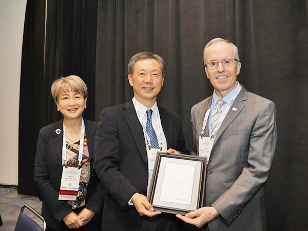 Langlotz大会長より感謝状が贈られた