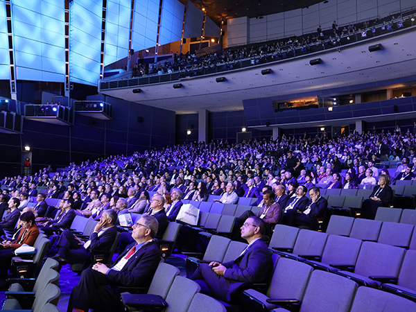多くの参加者を集めたPresident's Address and Opening Sessionの会場