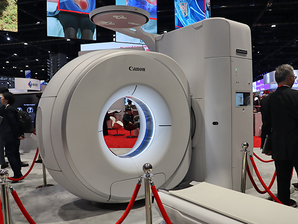 RSNA初展示のマルチポジションCT（W.I.P.）