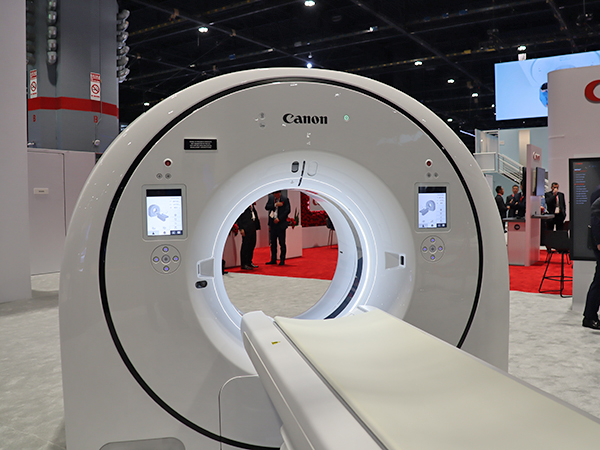 フォトンカウンティングCT（W.I.P.）のモックアップを世界初展示