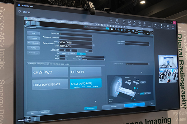 コンソール画面が拡大され，クリックなど一つ一つの操作を会場で確認できる